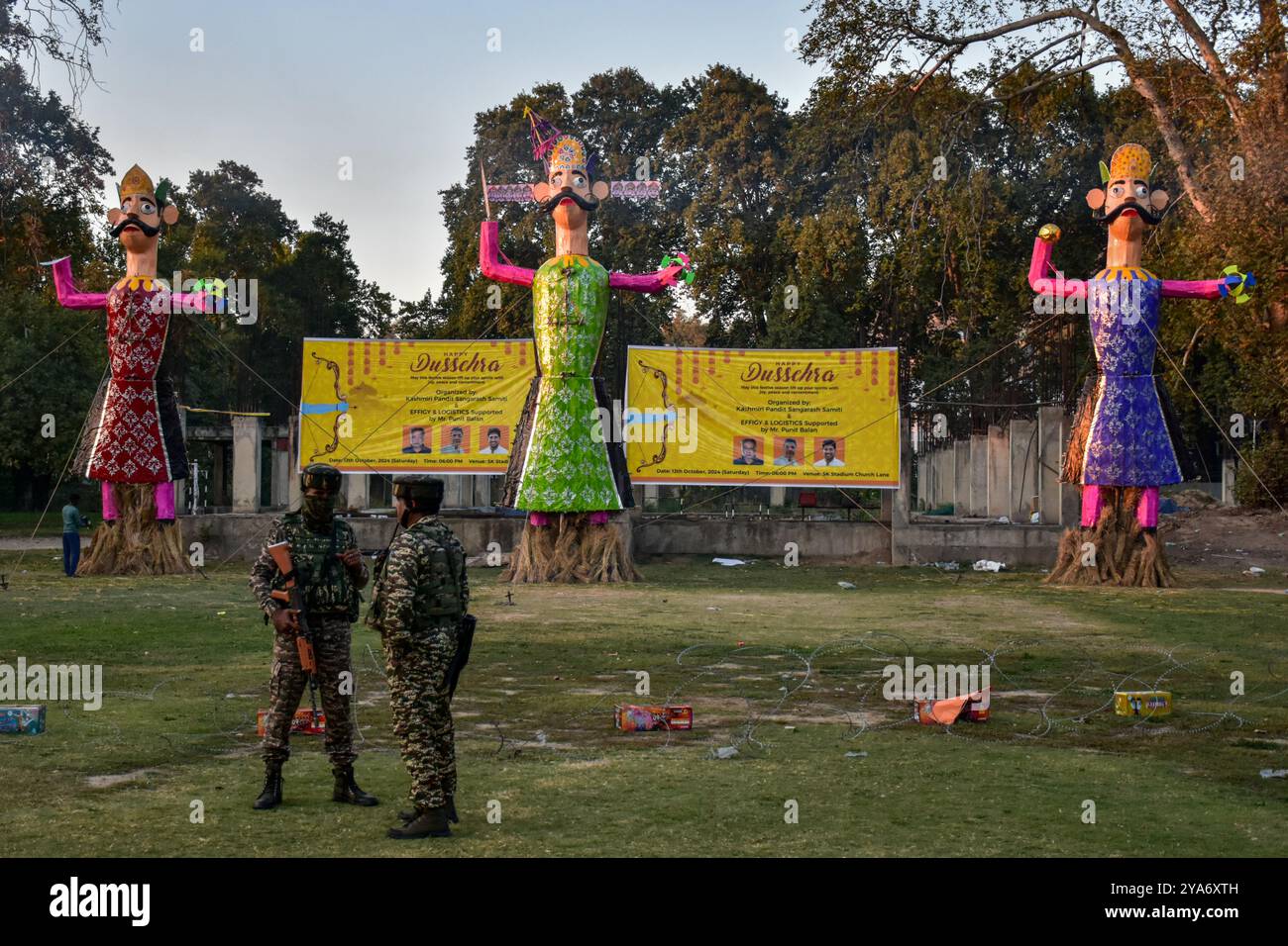 Srinagar, Inde. 12 octobre 2024. Les troupes paramilitaires veillent avant de brûler les effigies du roi démon Ravana, de son fils Meghnath et de son frère Kumbhkaran lors du festival Dussehra à Srinagar. Dussehra commémore le triomphe du Seigneur Rama sur le roi démon Ravana, marquant la victoire du bien sur le mal. (Photo de Saqib Majeed/SOPA images/Sipa USA) crédit : Sipa USA/Alamy Live News Banque D'Images