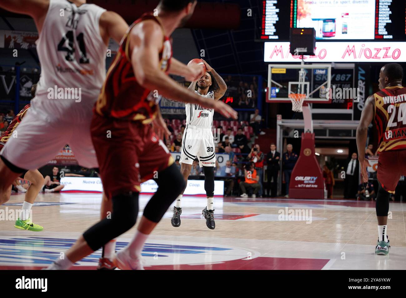 Virtus Bolognaâs Matt Morgan lors du match du championnat italien de basket LBA entre Umana Reyer Venezia et Virtus Segafredo Bologna à Taliercio le 12 octobre 2024, Mestre, Italie. Pendant Umana Reyer Venezia vs Virtus Segafredo Bologna, match de basket-ball italien Serie A à Venise, Italie, le 12 octobre 2024 Banque D'Images