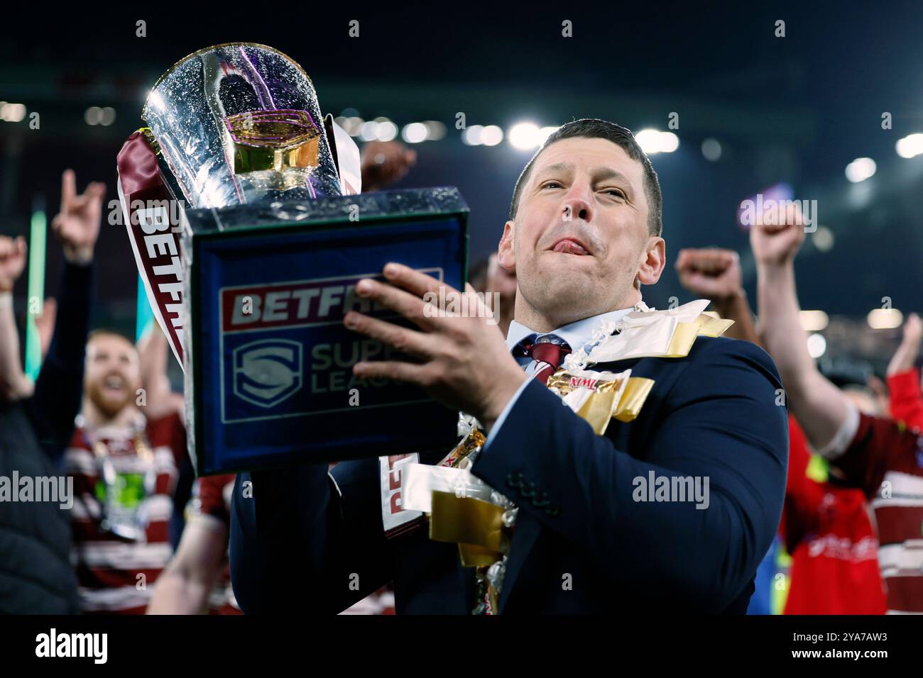 L'entraîneur-chef des Wigan Warriors, Matt Peet, célèbre avec le trophée de la Grande finale de la Betfred Super League à Old Trafford, Manchester. Date de la photo : samedi 12 octobre 2024. Banque D'Images