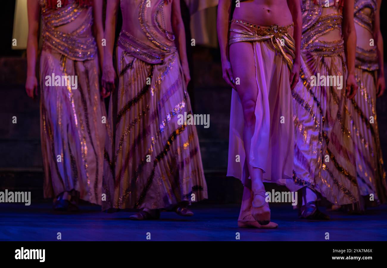 Gros plan de femmes en vêtements égyptiens, costume de théâtre. Opéra aida de Giuseppe Verdi Banque D'Images