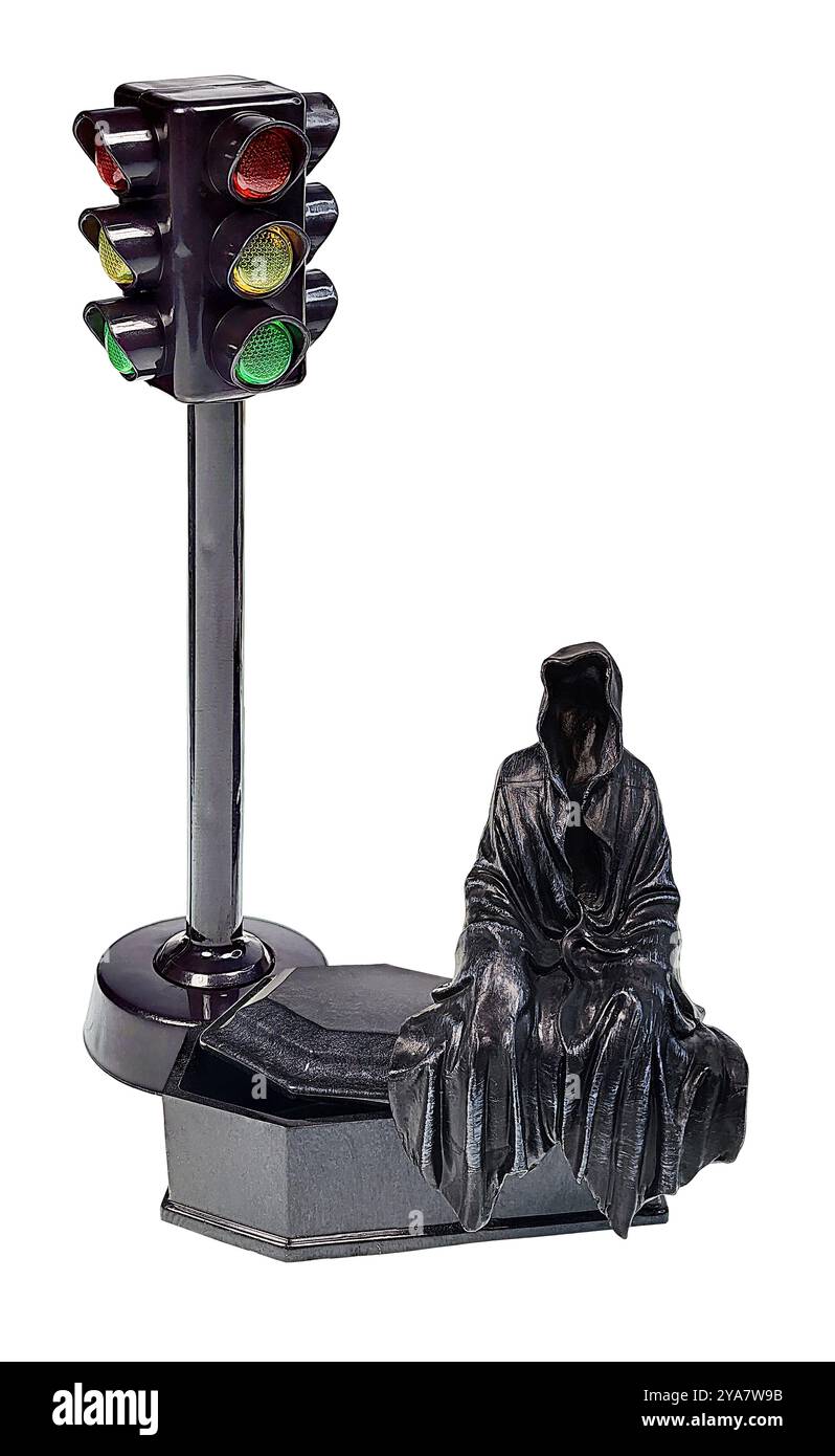 Feu de circulation avec l'imitation de la mort comme une figure assise sur un Coffin de plaine ouverte pour montrer que le temps est presque écoulé Banque D'Images