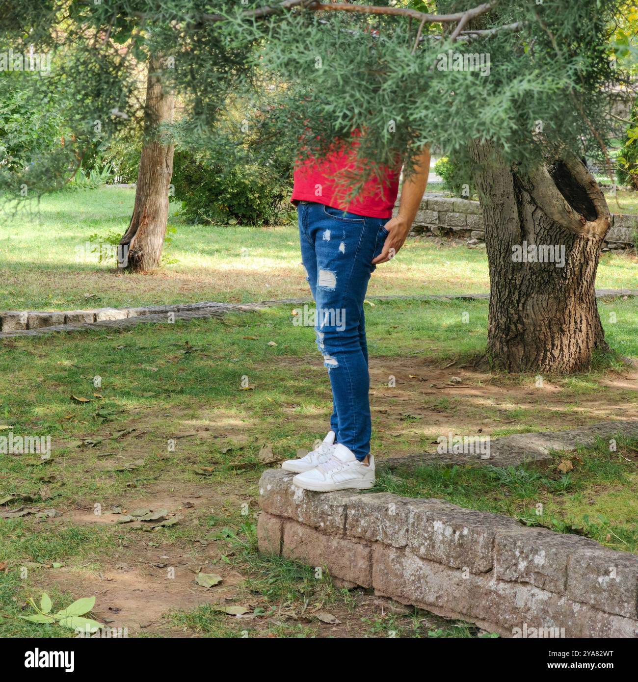 Homme caché dans le parc : concept de portrait sans visage Banque D'Images