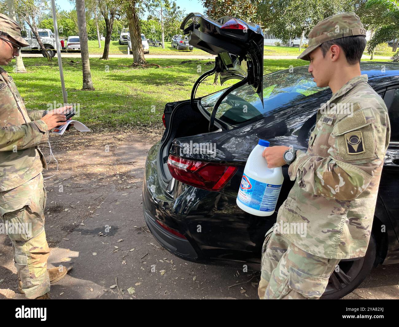 Fort Pierce, États-Unis. 12 octobre 2024. Les soldats de la Garde nationale de Floride distribuent de la nourriture et de l'eau aux survivants de l'ouragan Milton, le 12 octobre 2024 à Fort Pierce, en Floride. L'ouragan Milton a touché terre à Siesta Key, en tant qu'ouragan de catégorie 3. Crédit : Patrick Moore/FEMA photo/Alamy Live News Banque D'Images