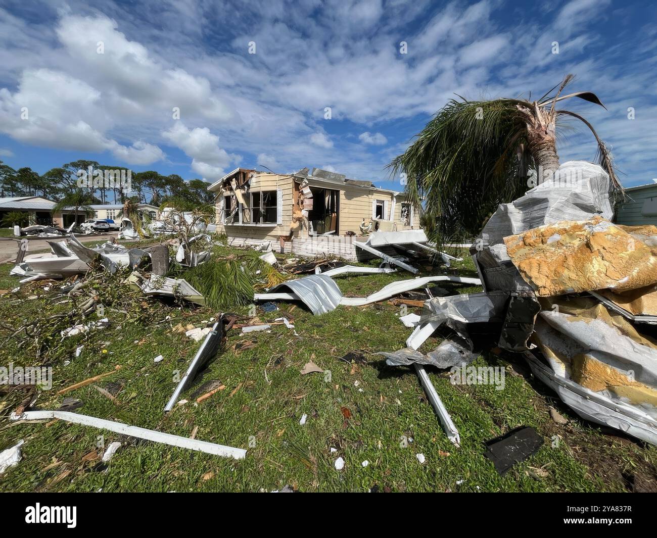 Fort Pierce, États-Unis. 12 octobre 2024. Une maison détruite par une tornade engendrée par l'ouragan Milton, le 12 octobre 2024 à Fort Pierce, en Floride. L'ouragan Milton a touché terre à Siesta Key, en tant qu'ouragan de catégorie 3. Crédit : Patrick Moore/FEMA photo/Alamy Live News Banque D'Images