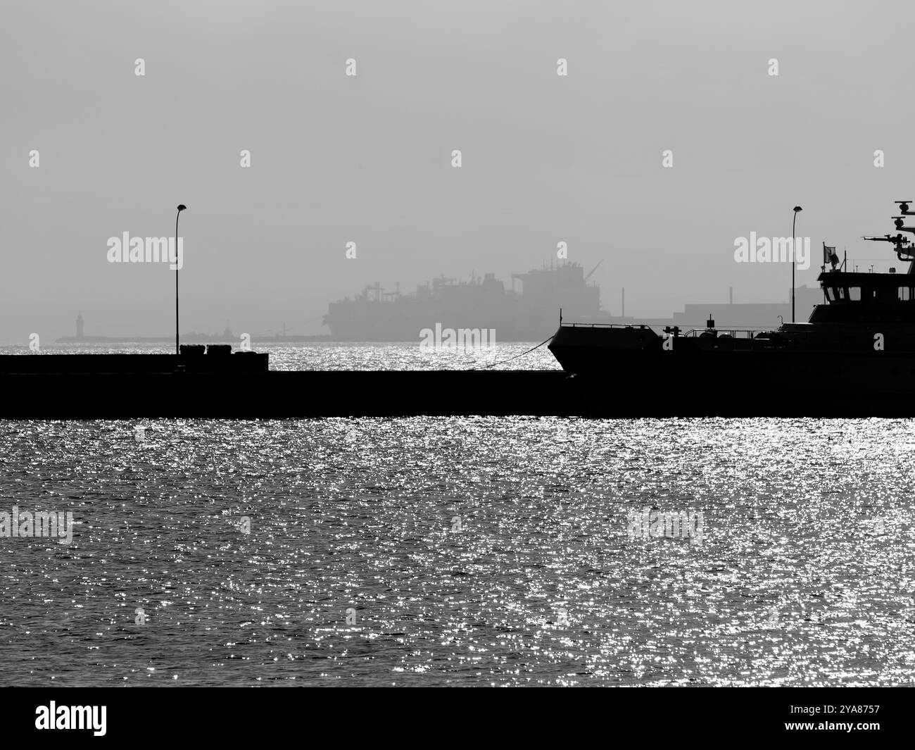 Navires de GNL - sur la plage de Prora, avec des navires de GNL controversés à l'horizon. Une scène sereine éclipsée par un transport d'énergie controversé. Banque D'Images