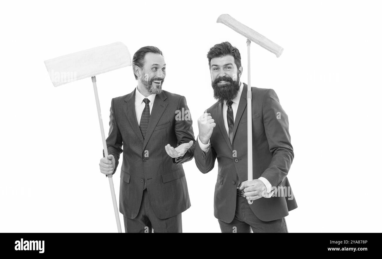 Réputation claire. Couvrez nos pistes avant que quelqu'un ne s'en prenne à la fraude financière. Hommes à barbe costumes habillés tenir les mops. Grande journée de nettoyage. Nettoyage Banque D'Images