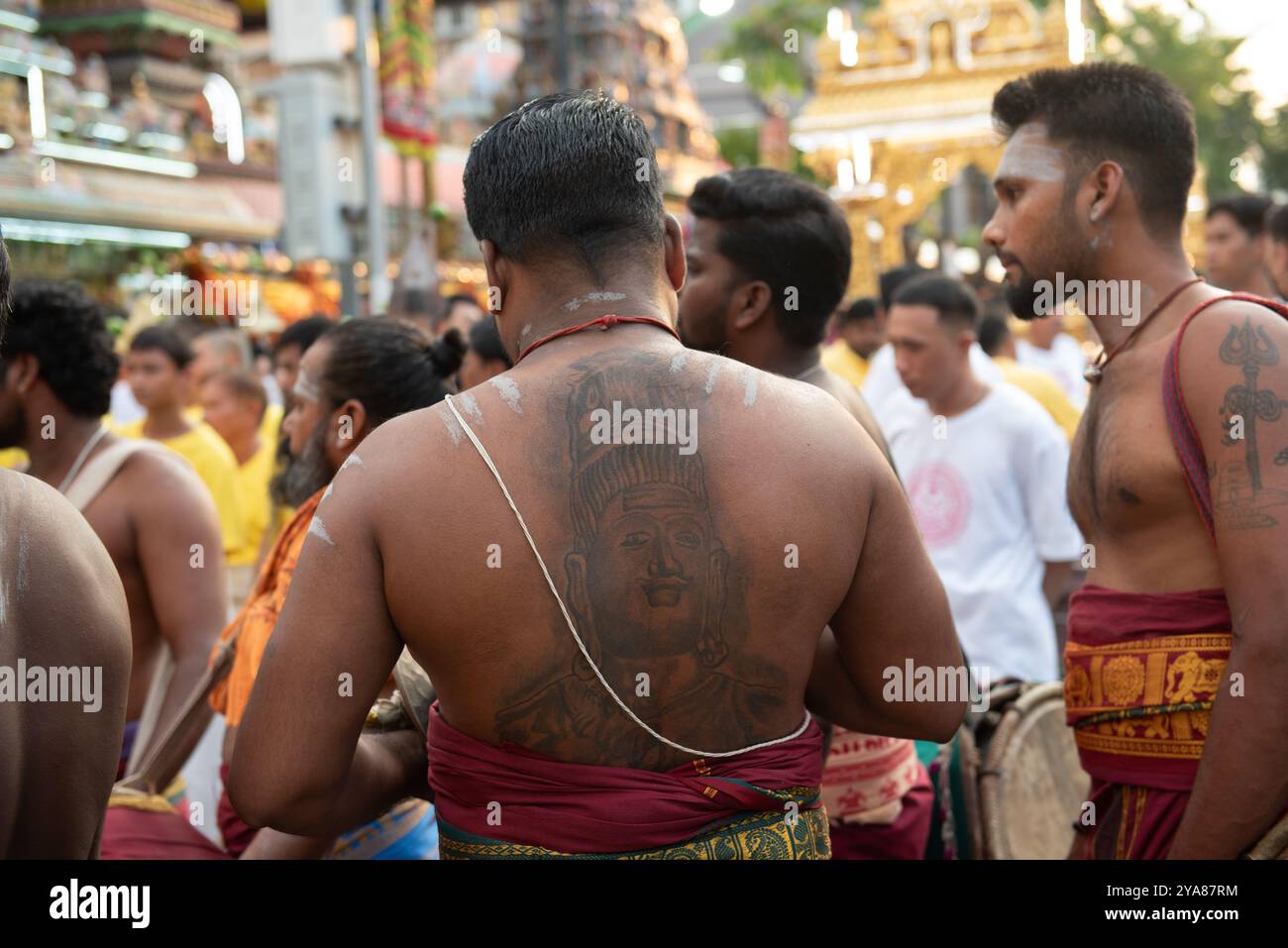 Bangkok, Thaïlande. 12 octobre 2024. Le festival Navaratri, la plus grande fête hindoue à Bangkok au temple Sri Maha Mariamman (Wat Khaek) Silom Road, thaïlande, le 12 octobre 2024. Le point culminant est la parade Navratri Dieu hindou Uma Devi neuf. (Photo de Teera Noisakran/Sipa USA) crédit : Sipa USA/Alamy Live News Banque D'Images