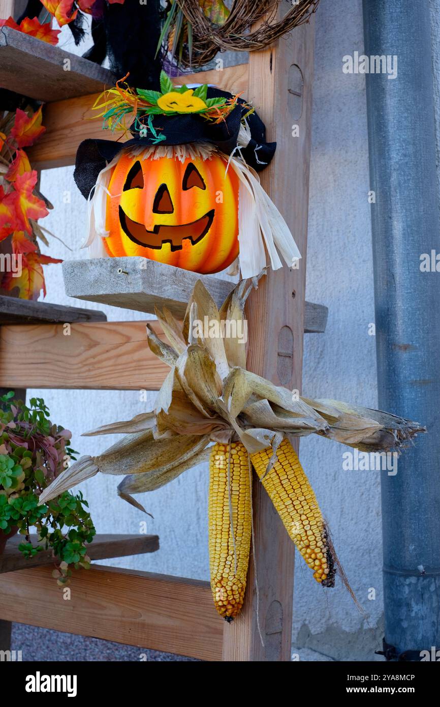 halloween temps de récolte saison d'automne décorations avant jardin rural maison de village zala comté hongrie Banque D'Images
