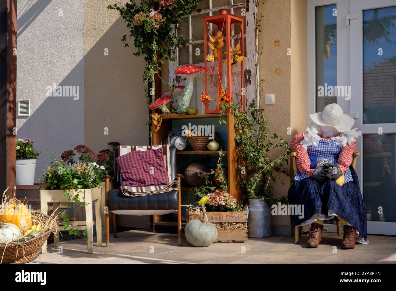 effigie de bord de route construite par les villageois de la communauté agricole célébrant l'automne de la saison d'halloween devant la maison culturelle du centre communautaire zala comté hongrie Banque D'Images