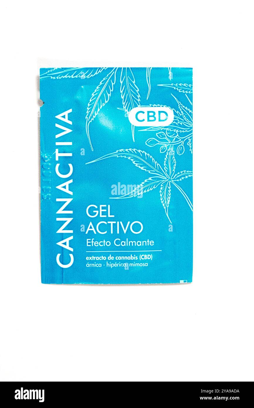 Un sachet de gel actif d'extrait de cannabis CBD avec un effet calmant de la marque CANNACTIVA isolé sur blanc. Photographie prise en Espagne le 1er octobre Banque D'Images