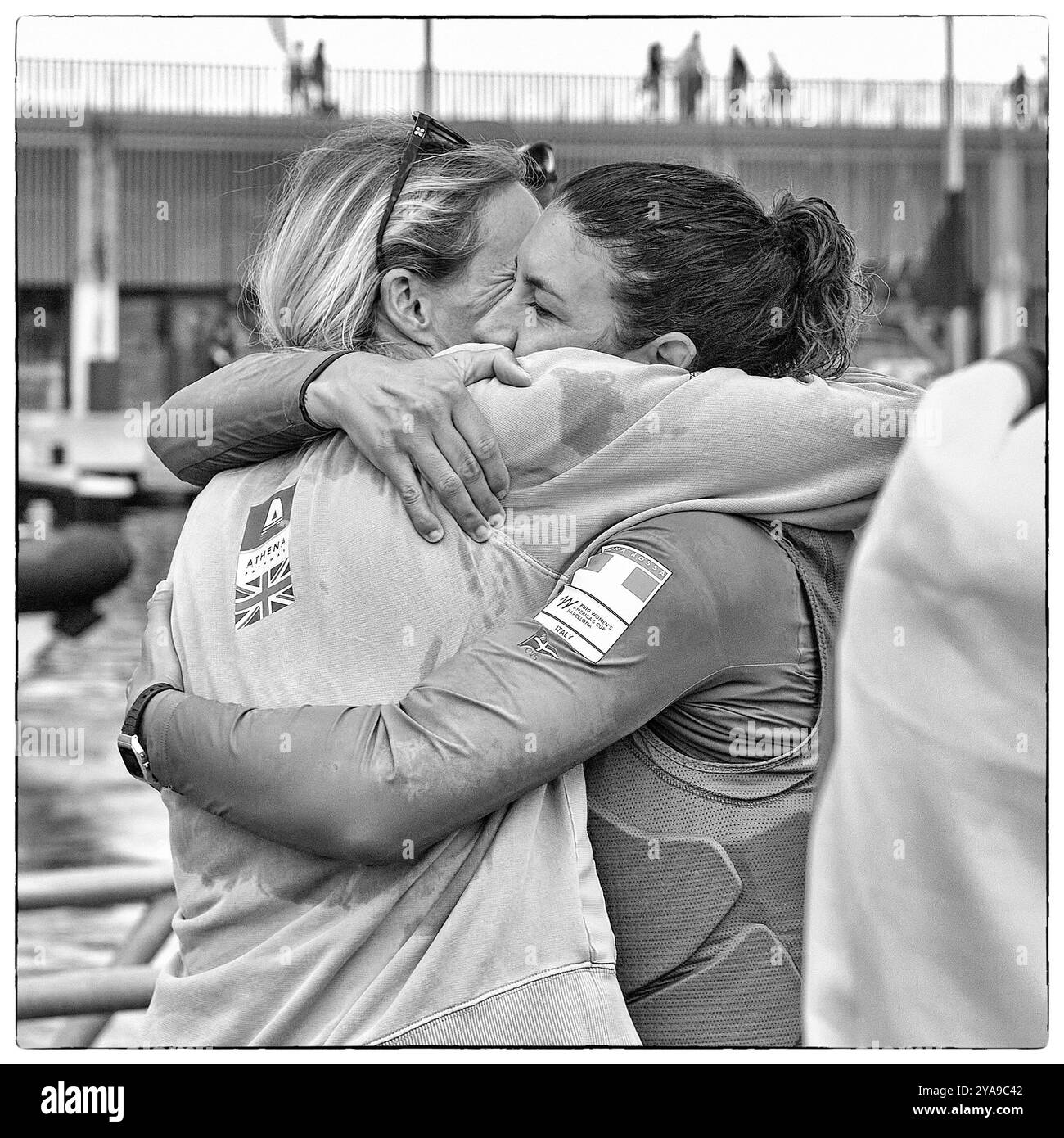 Coupe de l'America 2024 - Barcelone, Espagne PWAC Race 5-8 Groupe A : Luna Rossa Prada Pirelli, ITA, vainqueur Athena Pathway, UK, Loose; noir et blanc : le meilleur moment du sport, en particulier la voile, le câlin et le respect entre les deux adversaires, Hannah Mills et Giulia Conti CRÉDIT PHOTO : © Alexander Panzeri/PPL Banque D'Images