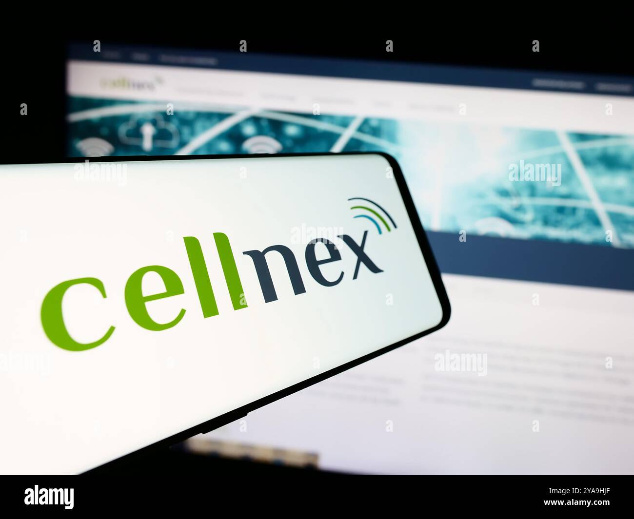 Dans cette illustration photo, un smartphone avec le logo de la société espagnole de télécommunications Cellnex Telecom sa est vu en face du site. Banque D'Images
