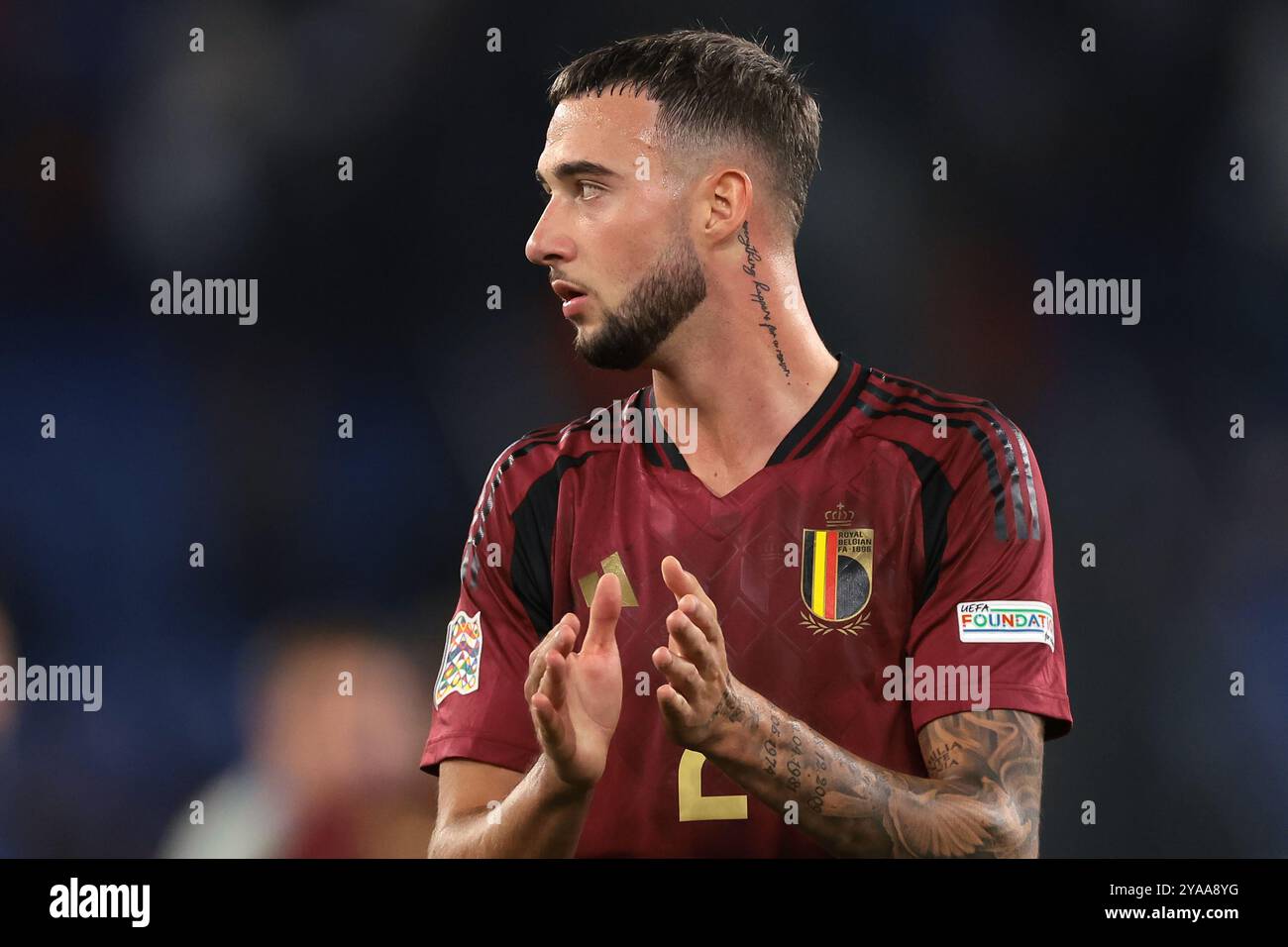 Rome, Italie. 10 octobre 2024. Une lecture tatouée « tout arrive pour une raison » est vue sur le cou de Zeno Debast de Belgique alors qu’il applaudit les fans après le coup de sifflet final du match de l’UEFA Nations League au Stadio Olimpico, Rome. Le crédit photo devrait se lire : Jonathan Moscrop/Sportimage crédit : Sportimage Ltd/Alamy Live News Banque D'Images