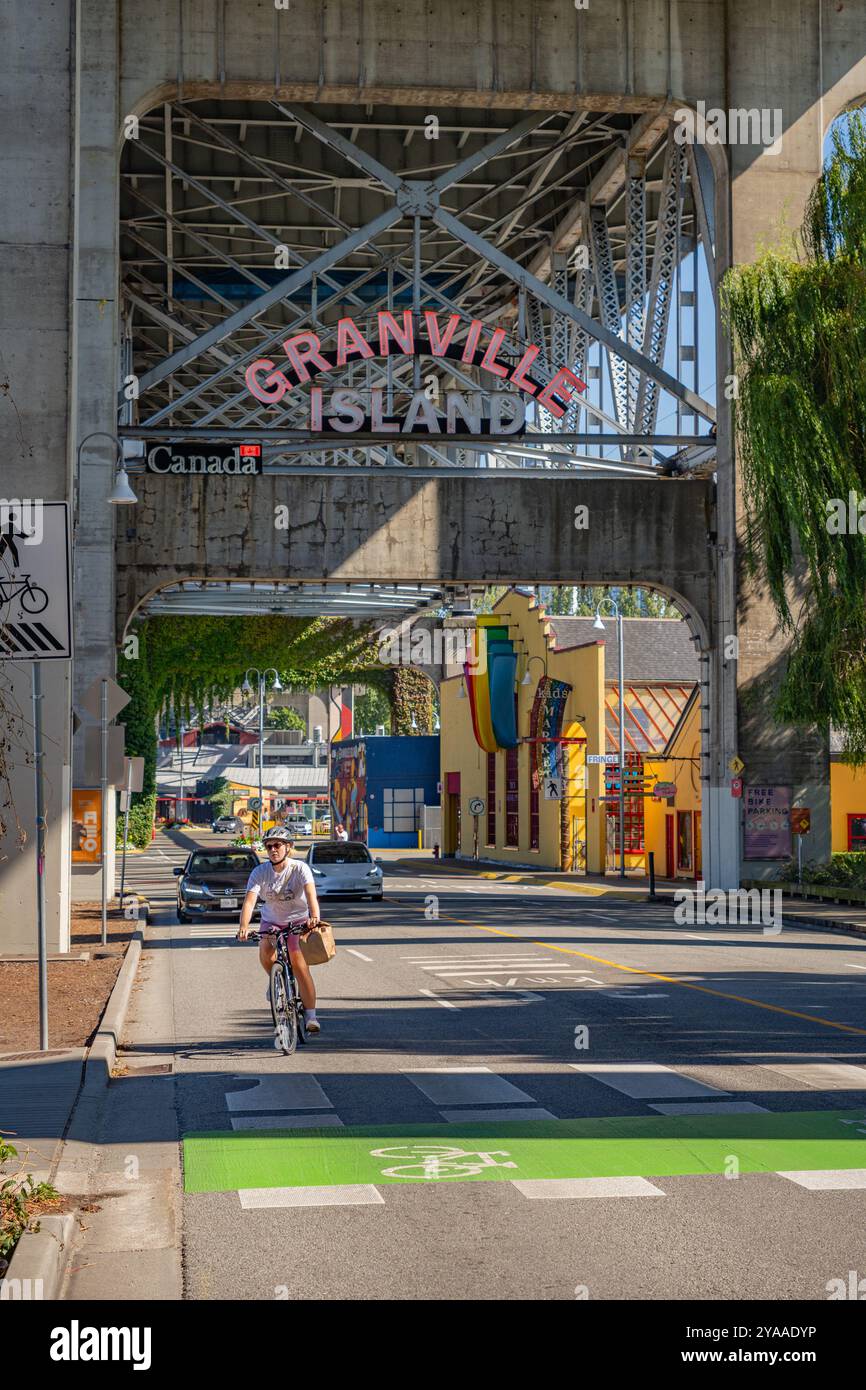 Vancouver, C.-B., Canada, 4 septembre 2024 : panneau Granville Island, marché public et attraction touristique avec cycliste au premier plan. Banque D'Images