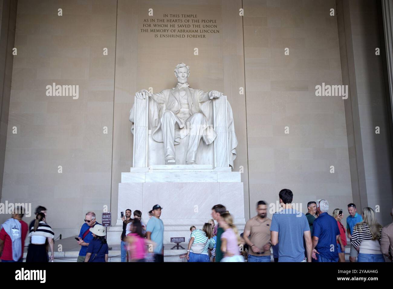 Washington, États-Unis. 12 octobre 2024. Les touristes se rassemblent pour prendre des photos au Lincoln Memorial à Washington, DC le samedi 12 octobre 2024. Photo de Bonnie Cash/UPI crédit : UPI/Alamy Live News Banque D'Images