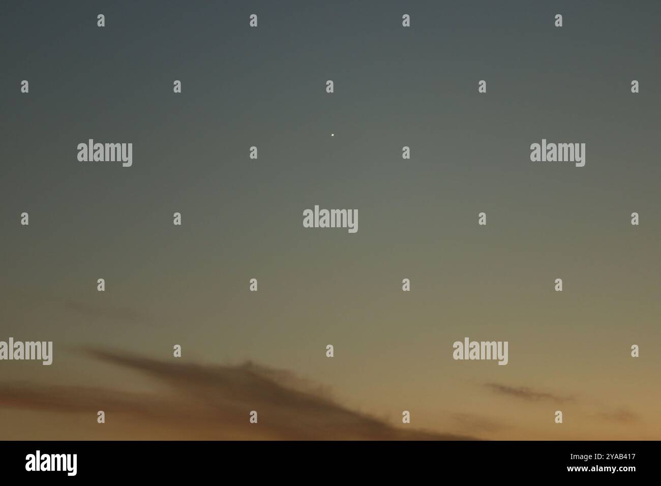 Newark, États-Unis. 12 octobre 2024. La comète C/2023 A3 Tsuchinshan-ATLAS est vue dans le ciel au-dessus de Newark, New Jersey, États-Unis, dans la nuit du samedi 12 octobre, 2024. crédit : Brazil photo Press/Alamy Live News Banque D'Images