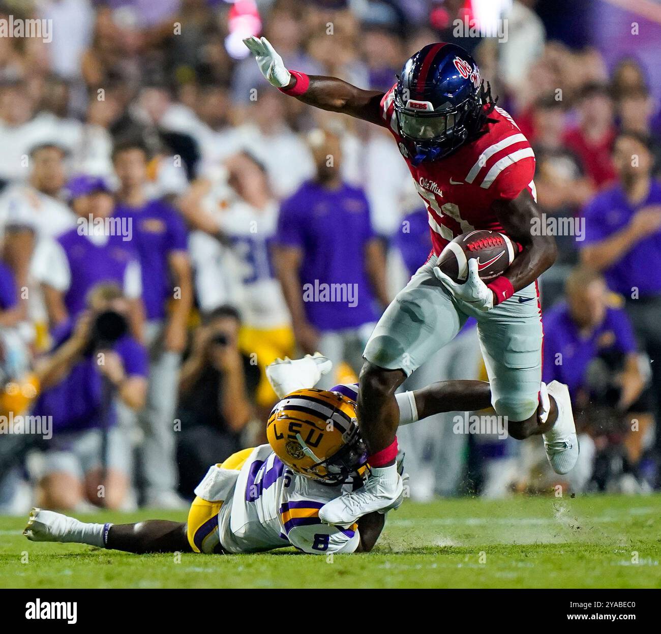 12 octobre 2024 : 12 octobre 2024 : Baton Rouge, LOS ANGELES, États-Unis : OLE Miss Running Back HENRY PARRISH Jr. (21) échappée d'un défenseur de la LSU pendant le match entre les Ole Miss Rebels et les LSU Tigers au Tiger Stadium de Baton Rouge, en Louisiane. (Crédit image : © Jerome Hicks/ZUMA Press Wire) USAGE ÉDITORIAL SEULEMENT! Non destiné à UN USAGE commercial ! Banque D'Images