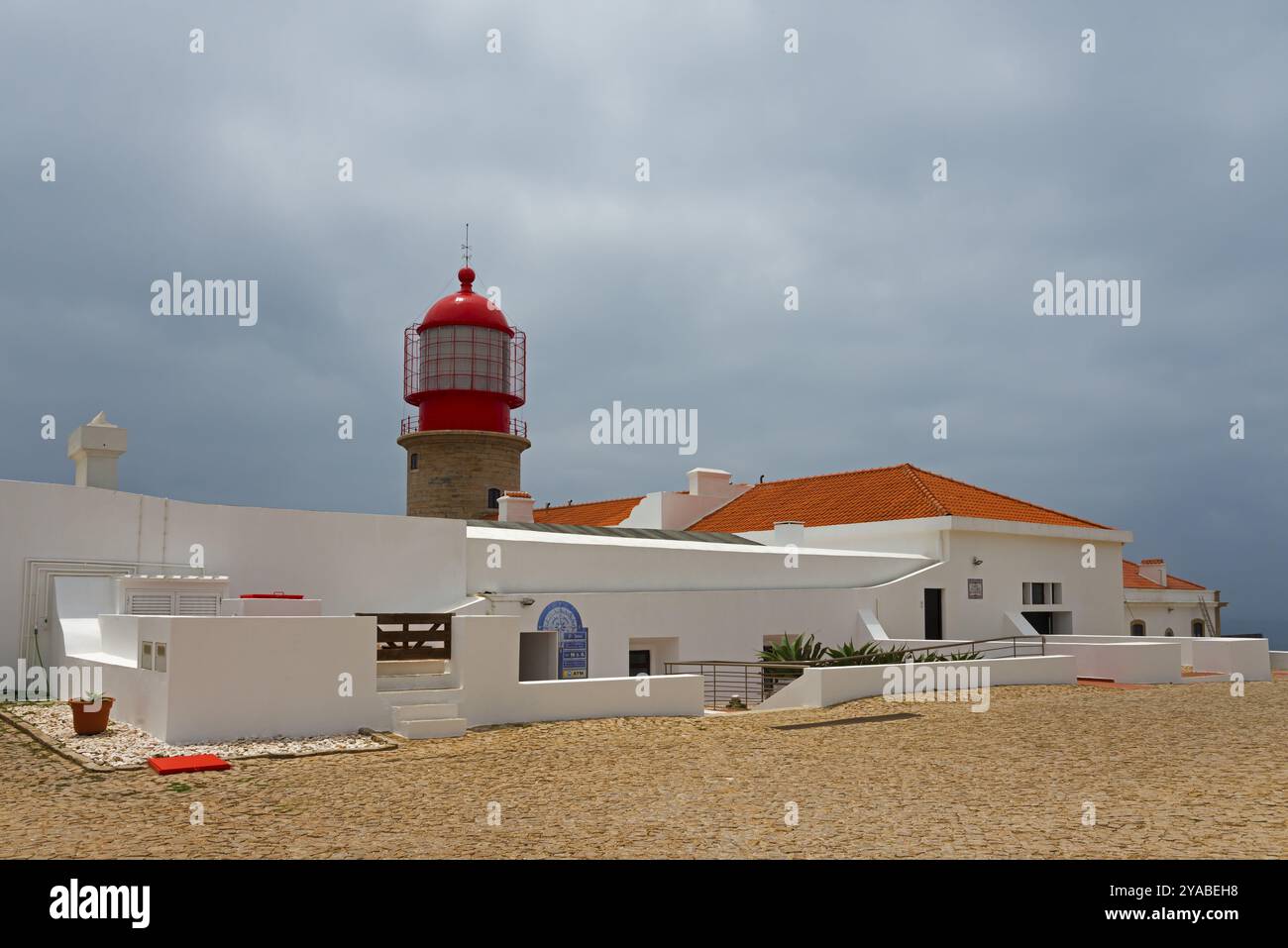 Un bâtiment blanc avec un phare rouge sous un ciel nuageux, Cap St Vincent, Cap St Vincent, Cabo de Sao Vicente, point le plus au sud-ouest de l'Euro Banque D'Images