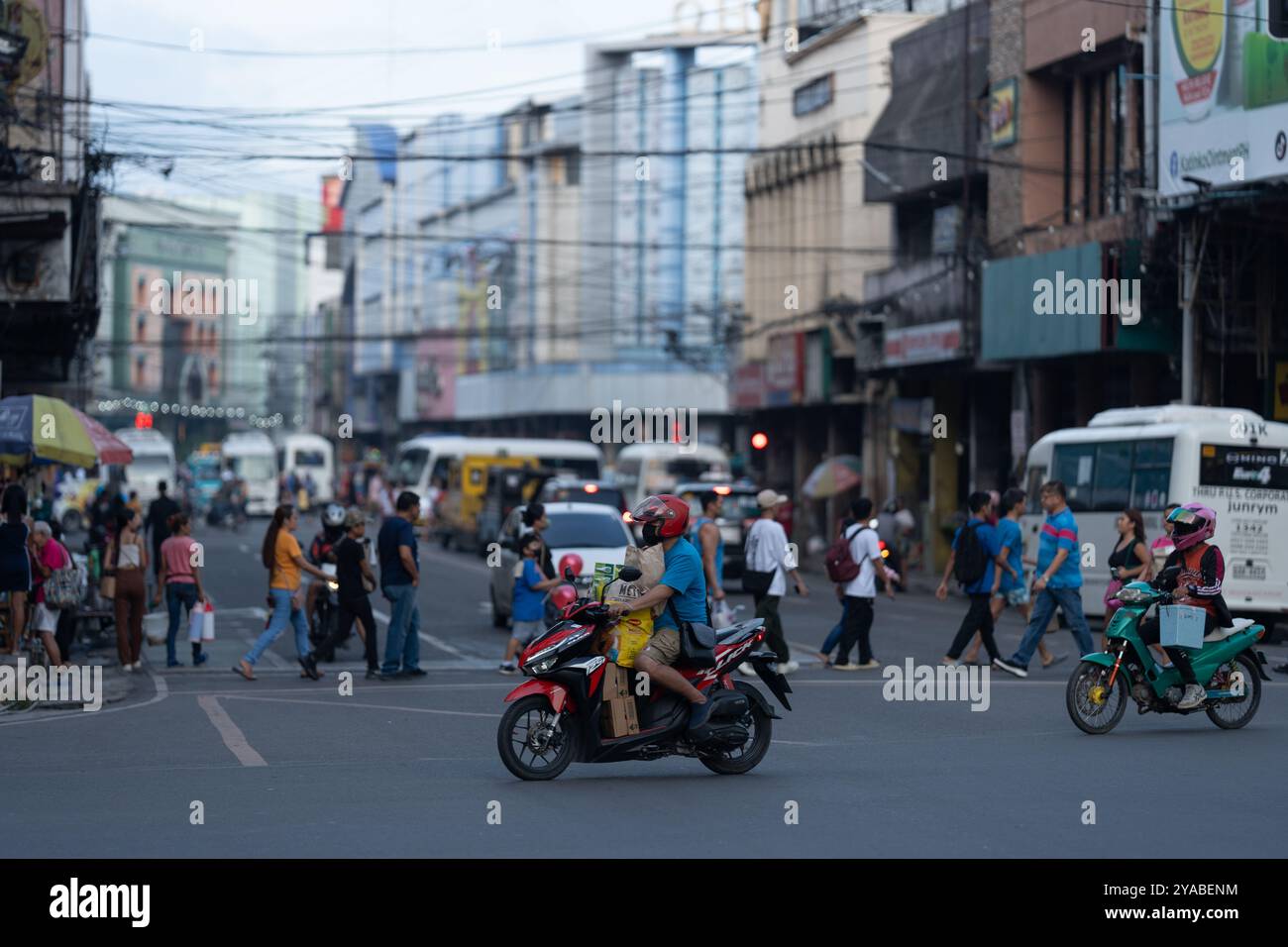 Colon Street à Cebu City est la plus ancienne rue des Philippines, animée par la vie et l'histoire. C’est un centre de commerce dynamique, bordé de boutiques, e. Banque D'Images