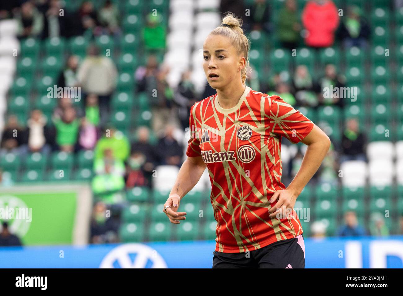 Wolfsburg, Allemagne. 12 octobre 2024. Giulia Gwinn du Bayern München s'échauffe avant le match Frauen-Bundesliga entre Wolfsburg et le FC Bayern München au stade AOK de Wolfsburg. Crédit : Gonzales photo/Alamy Live News Banque D'Images