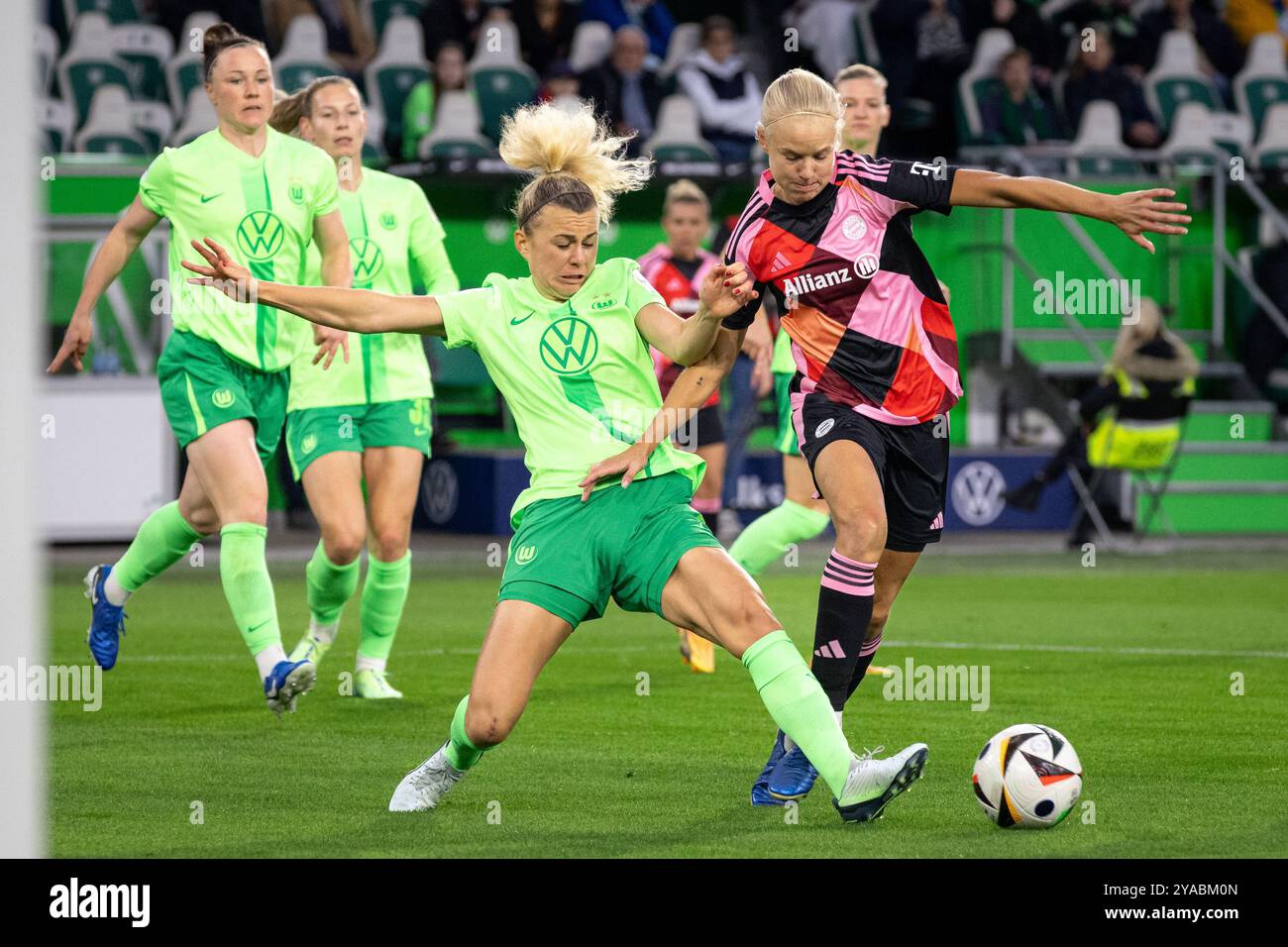 Wolfsburg, Allemagne. 12 octobre 2024. Pernille Harder (21 ans) du Bayern München et Lena Lattwein (8 ans) de Wolfsburg vus lors du match Frauen-Bundesliga entre Wolfsburg et FC Bayern München au stade AOK de Wolfsburg. Crédit : Gonzales photo/Alamy Live News Banque D'Images