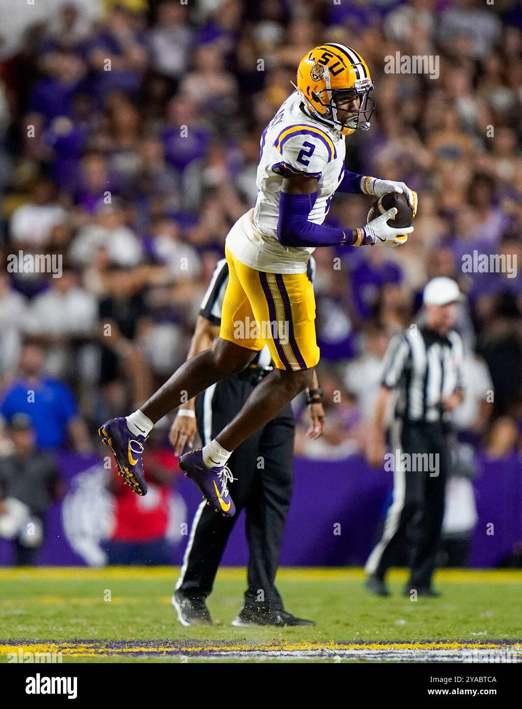 Baton Rouge, États-Unis. 12 octobre 2024. Le receveur KYREN LACY (2) DES TIGRES DE la LSU fait une capture en première mi-temps pendant le match entre les Rebels d'Ole Miss et les Tigers de la LSU le 12 octobre 2024 au Tiger Stadium de Baton Rouge, en Louisiane. (Photo par : Jerome Hicks/Sipa USA) crédit : Sipa USA/Alamy Live News Banque D'Images