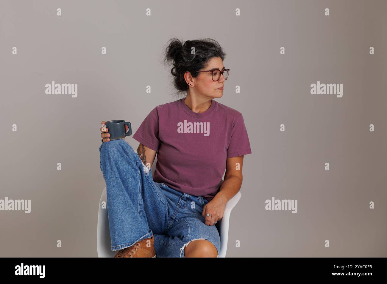 Mannequin portant un t-shirt de couleurs confortables pour les maquettes et les flatlays gildan Banque D'Images