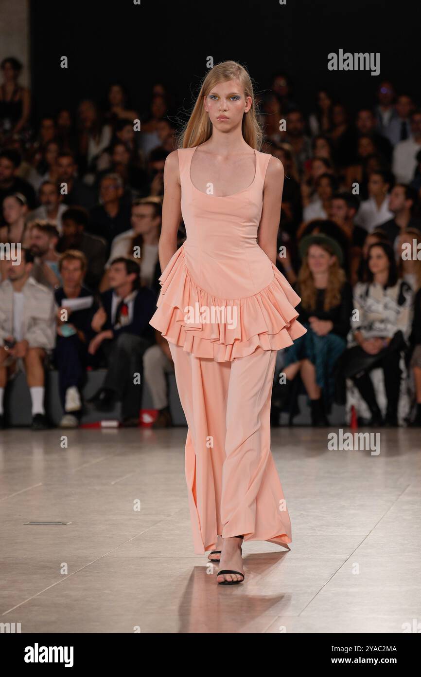 Lisbonne, Portugal. 12 octobre 2024. Un mannequin marche sur la piste pendant le défilé Luis Carvalho au ModaLisboa Singular, Lisbon Fashion week à Lisboa. (Photo Bruno de Carvalho/SOPA images/SIPA USA) crédit : SIPA USA/Alamy Live News Banque D'Images