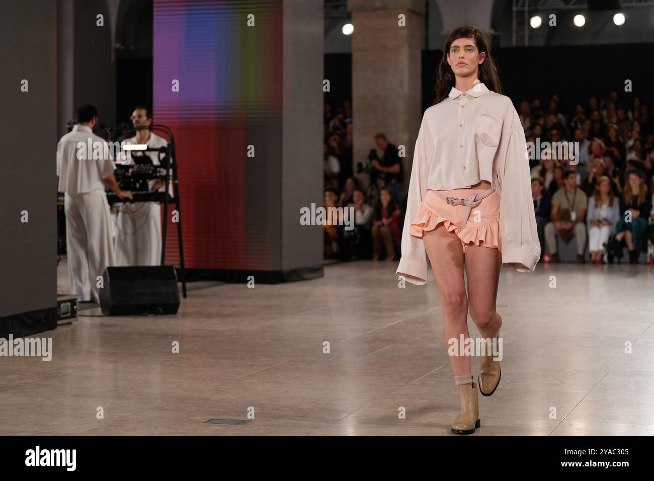 Lisbonne, Portugal. 12 octobre 2024. Un mannequin marche sur la piste pendant le défilé Luis Carvalho au ModaLisboa Singular, Lisbon Fashion week à Lisboa. (Photo Bruno de Carvalho/SOPA images/SIPA USA) crédit : SIPA USA/Alamy Live News Banque D'Images