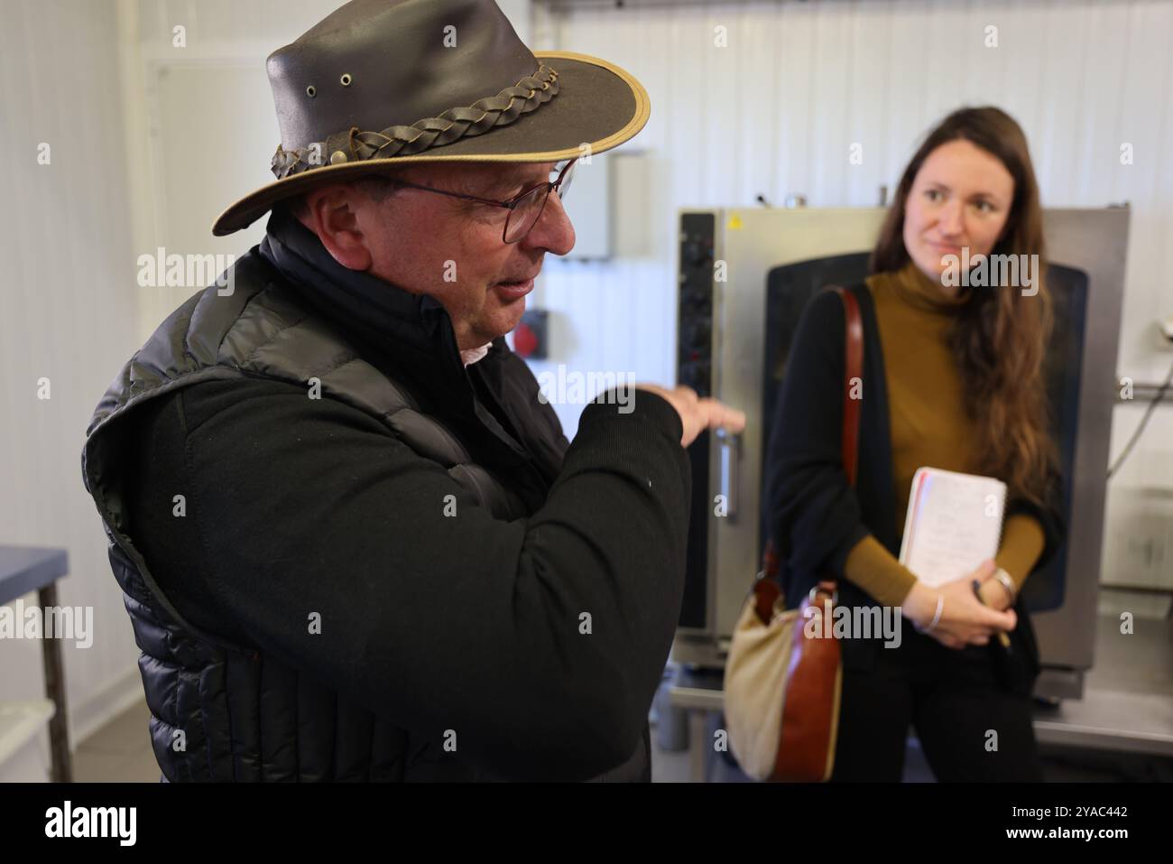 Élevage de volailles à la ferme et gastronomie. Didier Cotte fait visiter son atelier d’abattage et de préparation de volailles de ferme (canards, poulets, gu Banque D'Images