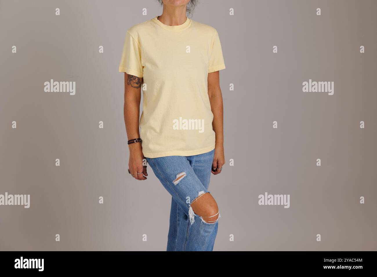 Mannequin portant un t-shirt de couleurs confortables pour les maquettes et les flatlays gildan Banque D'Images