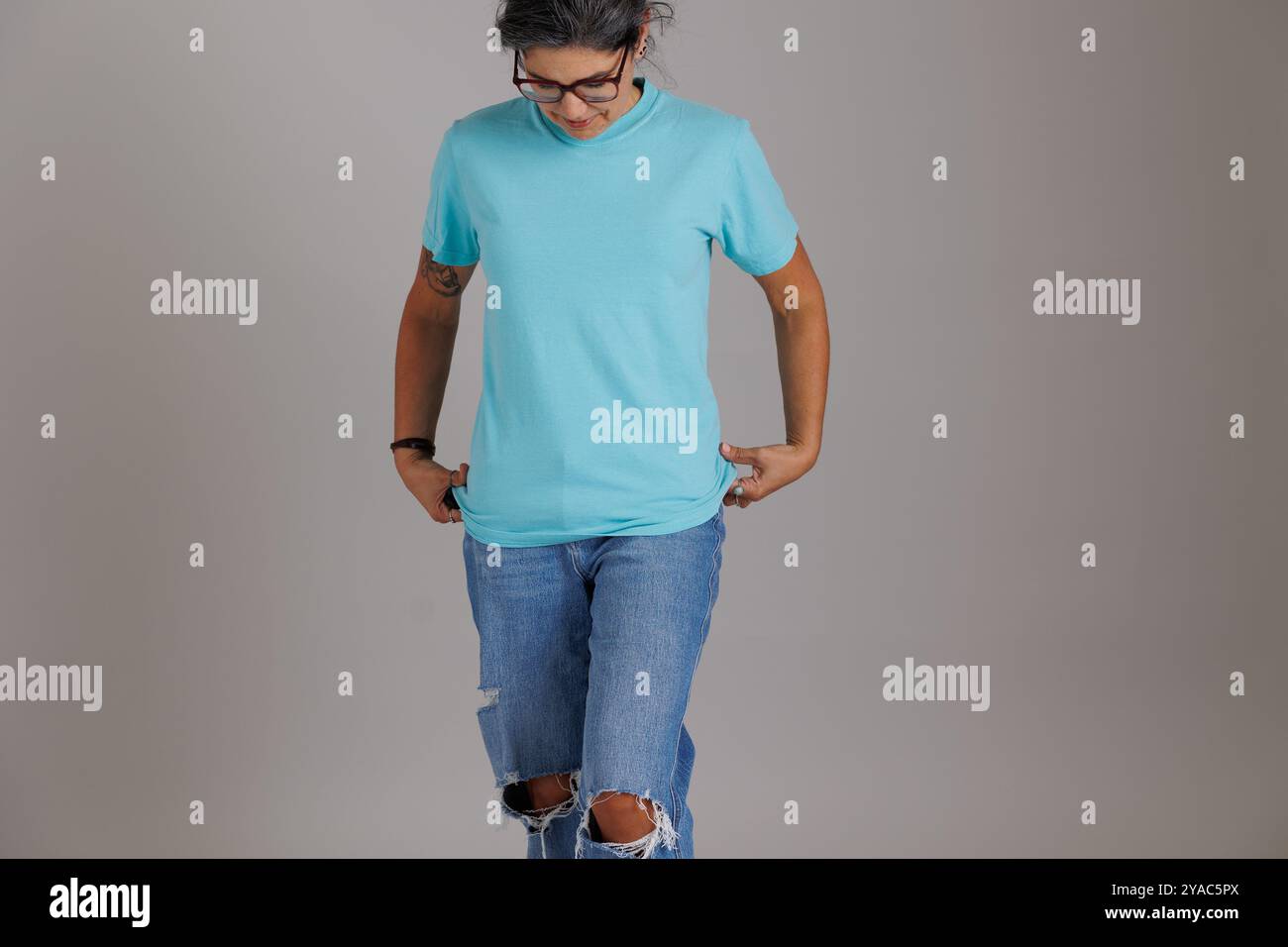 Mannequin portant un t-shirt de couleurs confortables pour les maquettes et les flatlays gildan Banque D'Images