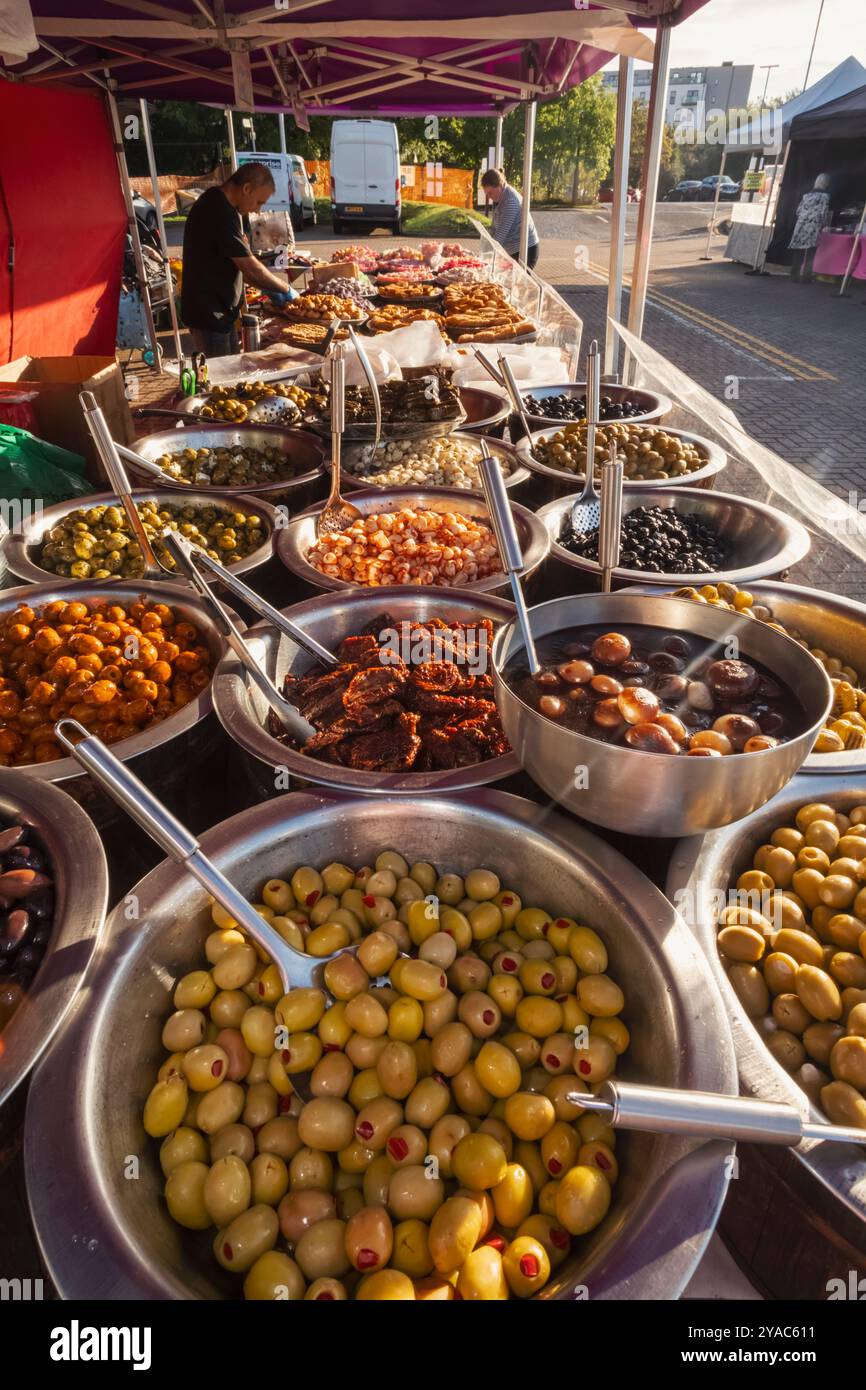 Angleterre, Kent, Tonbridge, Farmers Market, exposition d'olives et pâtisseries du moyen-Orient Banque D'Images
