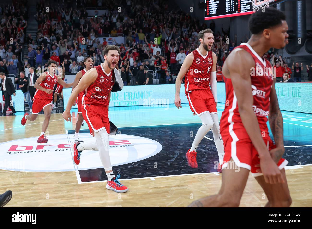 Bamberg, Allemagne. 12 octobre 2024. De gauche à droite Gabriel Kuku (Bamberg Baskets, #03) MaCio Teague (Bamberg Baskets, #31) Kevin Wohlrath (Bamberg Baskets, #11) Brandon Horvath (Bamberg Baskets, #12) veulent encourager le batteur Ronaldo Segu (Bamberg Baskets, #10). Paniers Bamberg - ratiopharm Ulm/BBL Cup/Round of 16/Season 2024/25/October 12, 2024, Brose Arena Bamberg crédit : Daniel Löb/Loeb crédit : Daniel Löb/dpa/Alamy Live News Banque D'Images