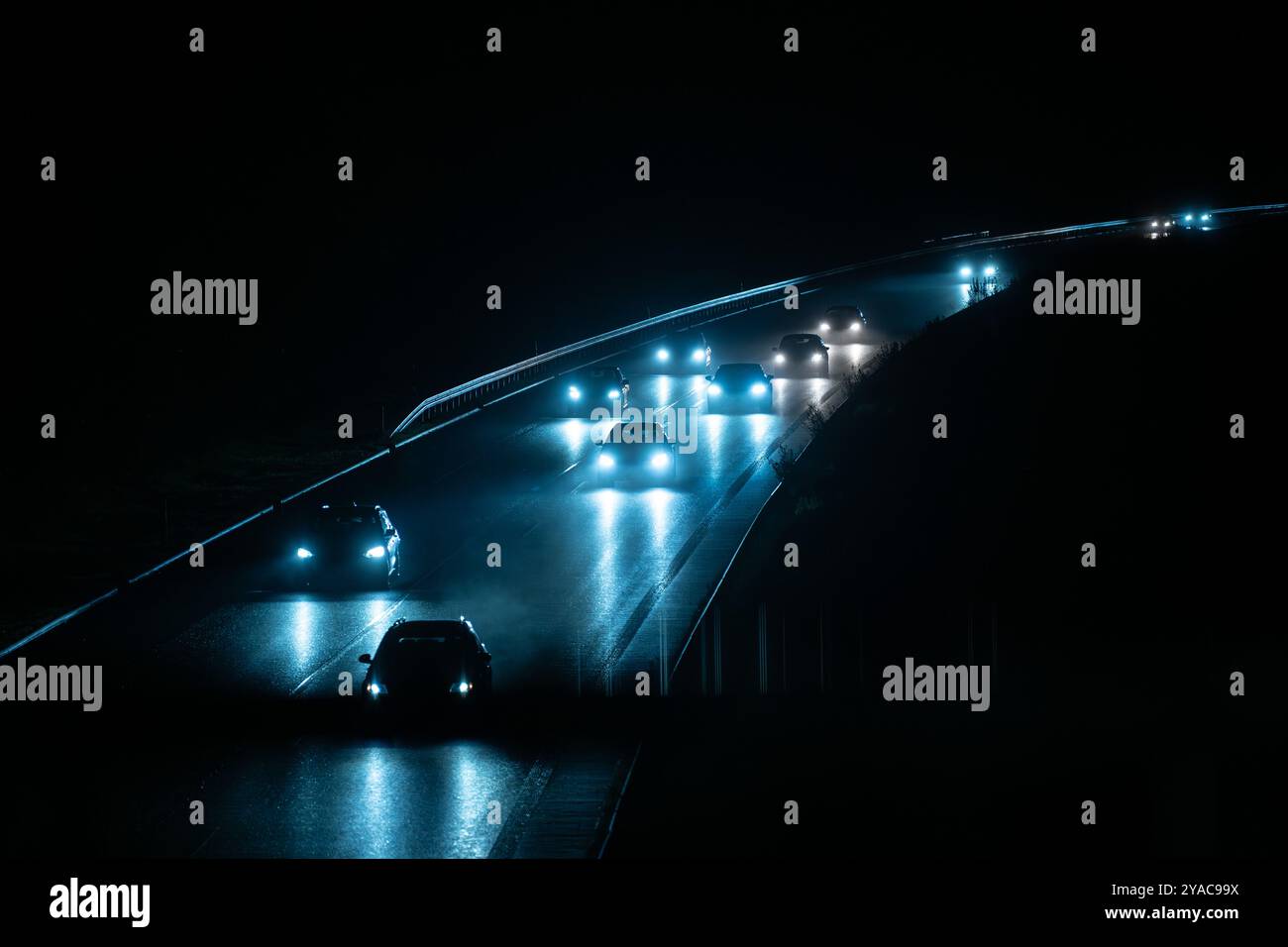 Rottweil, Allemagne. 12 octobre 2024. Voitures circulant dans l'obscurité et sur une route mouillée sur l'autoroute 81 (A81) près de Rottweil. Crédit : Silas Stein/dpa/Alamy Live News Banque D'Images