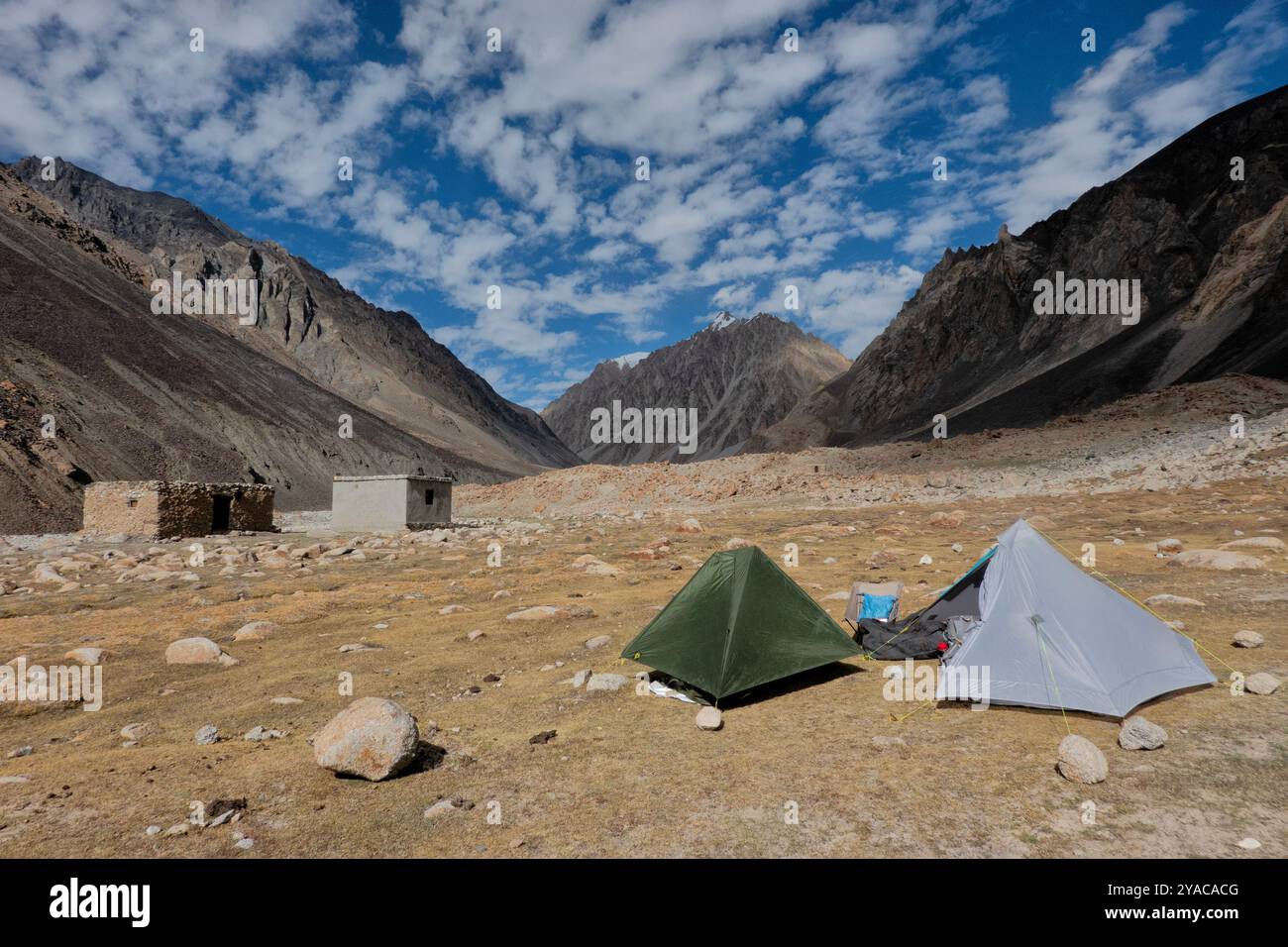 Camp élevé près du col de Shimshal, Shujerab, Shimshal, Gojal, Pakistan Banque D'Images