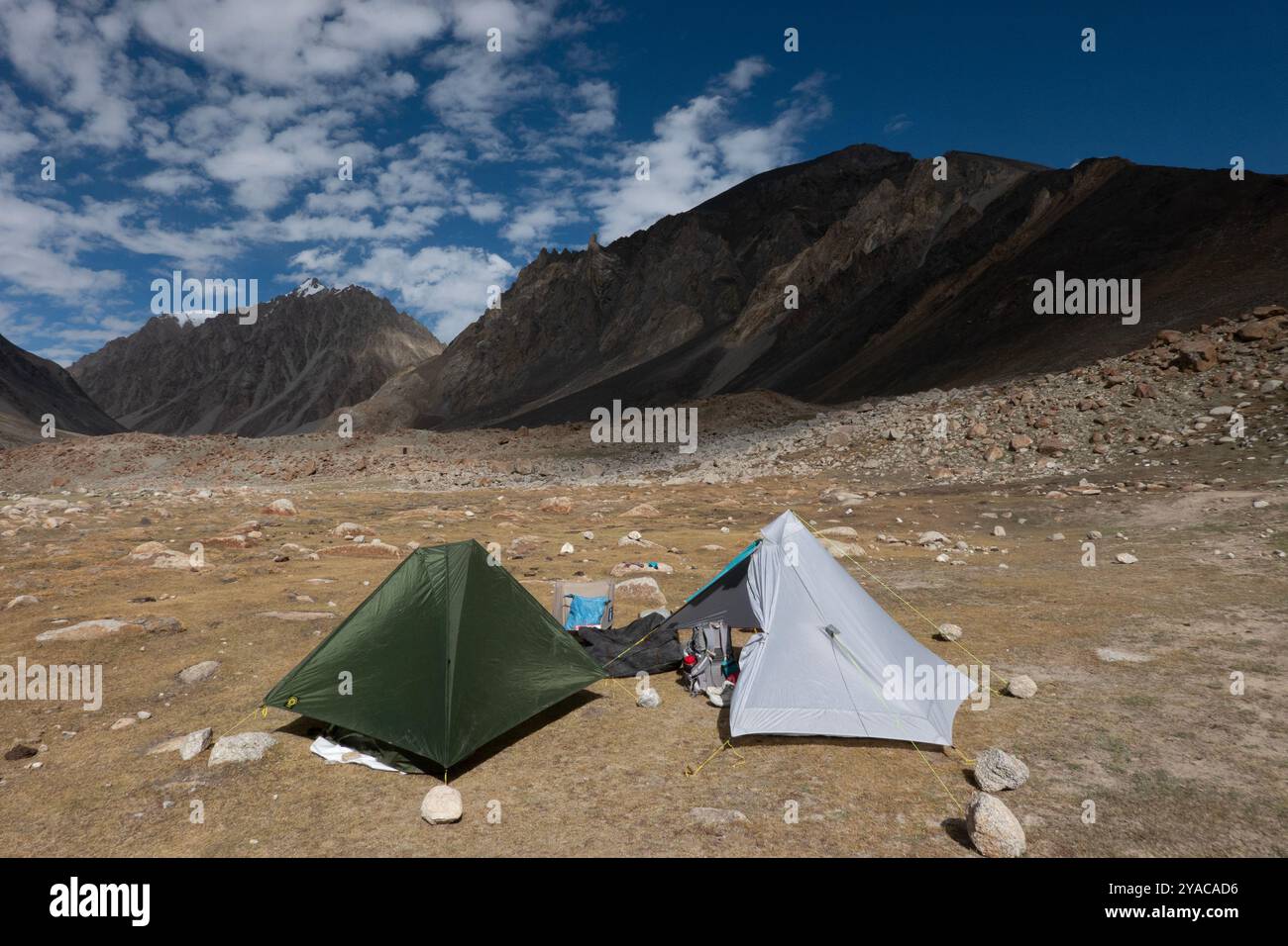 Camp élevé près du col de Shimshal, Shujerab, Shimshal, Gojal, Pakistan Banque D'Images