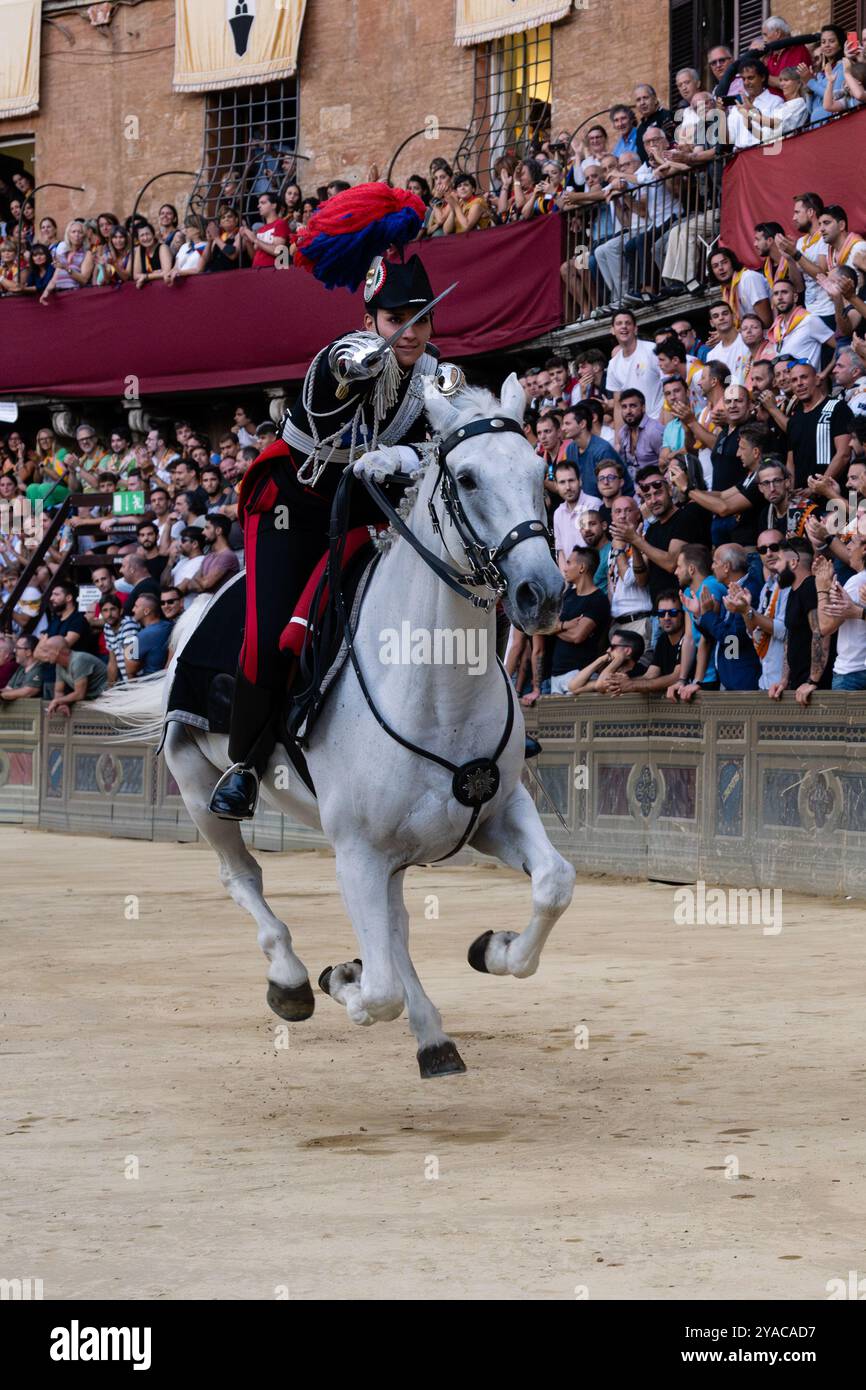 Sienne, Italie - 15 août 2022 : représentation des carabiniers de la police montée Cavallo accusant de Sabre tiré à la course de procès de Prova du Palio Banque D'Images