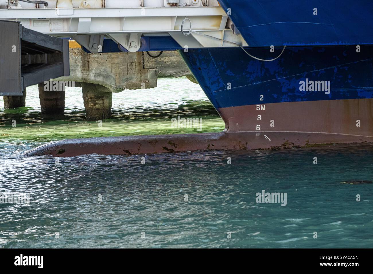 Sandefjord, Norvège - 10 août 2022 : arc bulbe d'un grand ferry bleu au port Banque D'Images