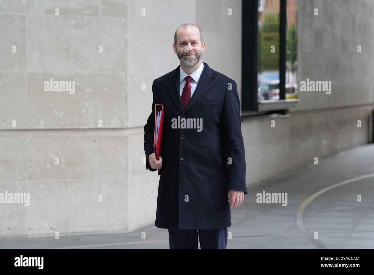 Le secrétaire aux affaires et au commerce Jonathan Reynolds arrive à la BBC Broadcasting House à Londres, pour apparaître dans le programme d'actualité de BBC One, dimanche avec Laura Kuenssberg. Date de la photo : dimanche 13 octobre 2024. Banque D'Images