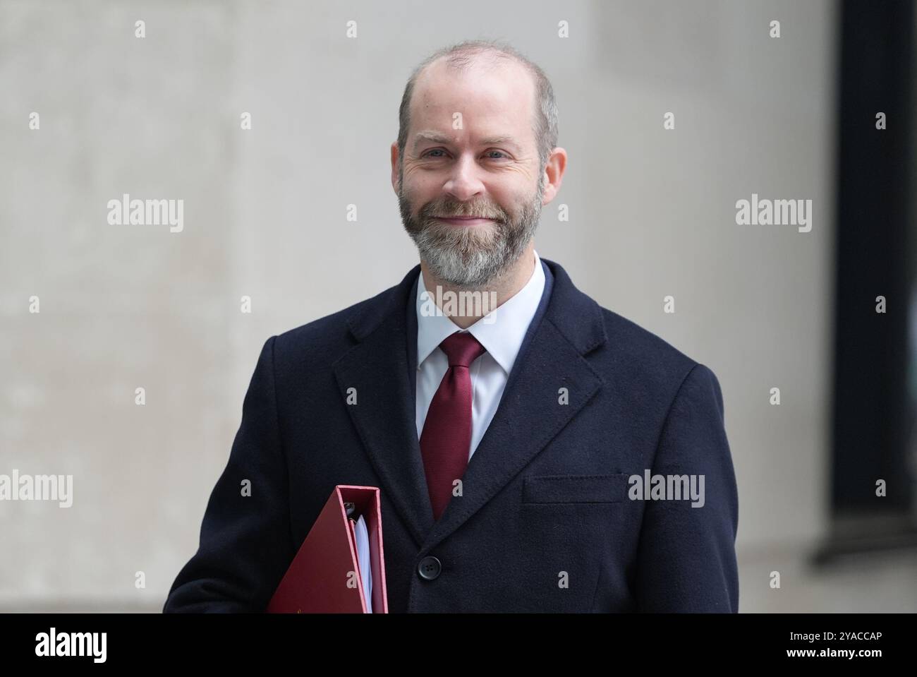 Le secrétaire aux affaires et au commerce Jonathan Reynolds arrive à la BBC Broadcasting House à Londres, pour apparaître dans le programme d'actualité de BBC One, dimanche avec Laura Kuenssberg. Date de la photo : dimanche 13 octobre 2024. Banque D'Images