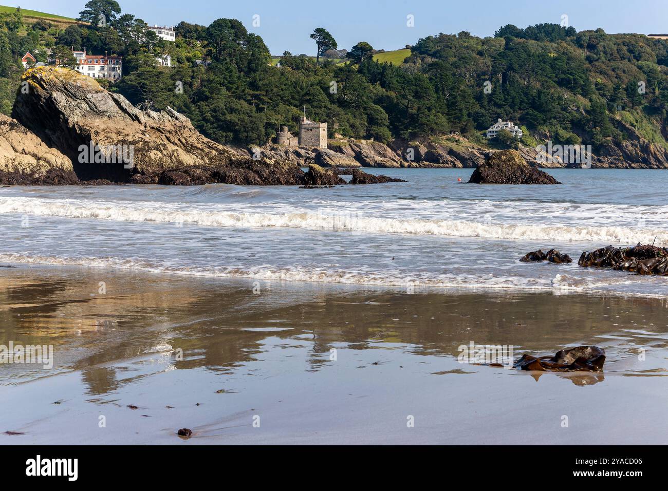 Sugar Cove ; Reflections and Exposed Rocks at Low Tide regardant de l'autre côté de l'embouchure de la rivière Dart vers South West Coast Path, avec Kingswear Castle Banque D'Images