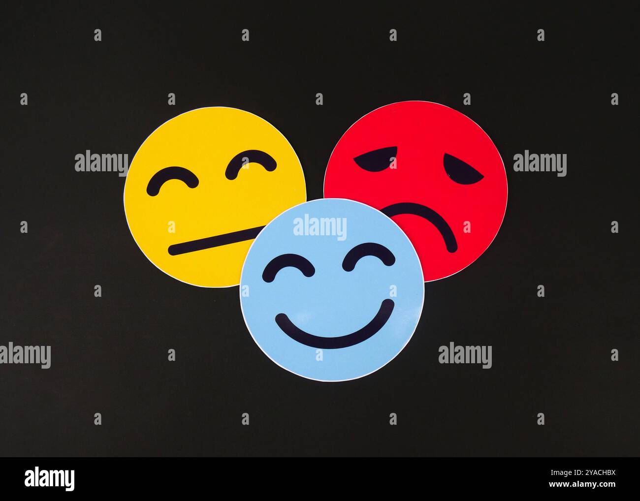Emoji cartes sourire heureux, expression plate et visage triste, concept de sautes d'humeur, dépression, bipolaire, satisfaction du client Banque D'Images