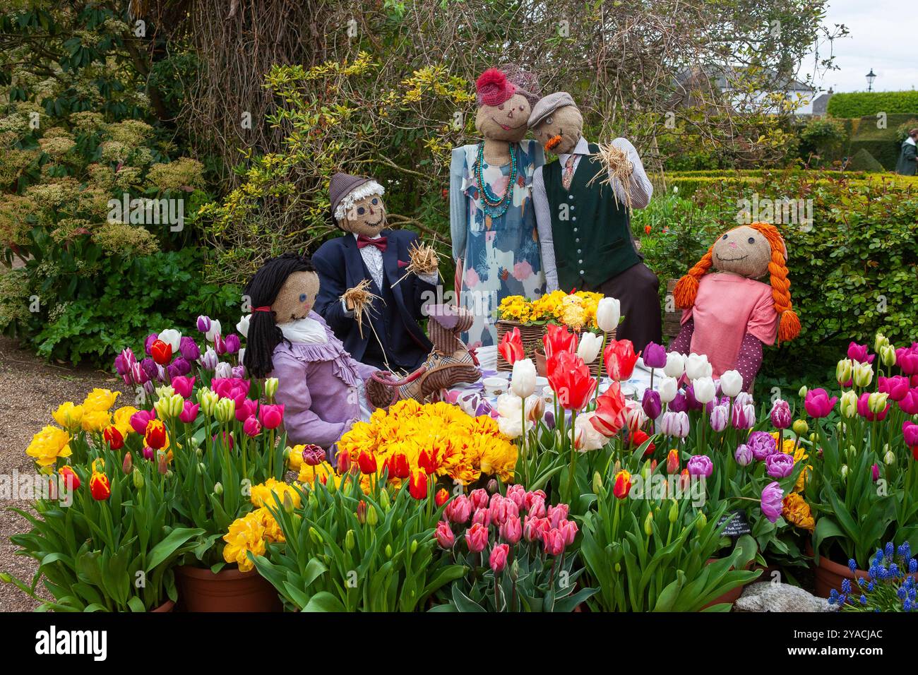 Un groupe d'épouvantails excentriques garde les tulipes dans le cadre du festival des tulipes du château d'Arundel dans les jardins du château d'Arundel, West Sussex, Royaume-Uni Banque D'Images