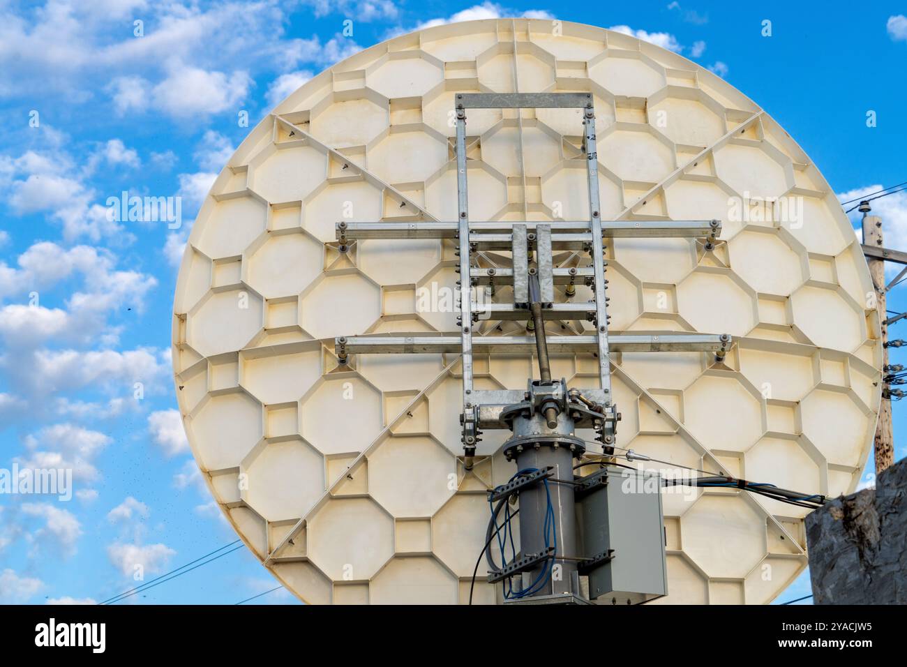 antenne parabolique face à un ciel bleu pittoresque Banque D'Images