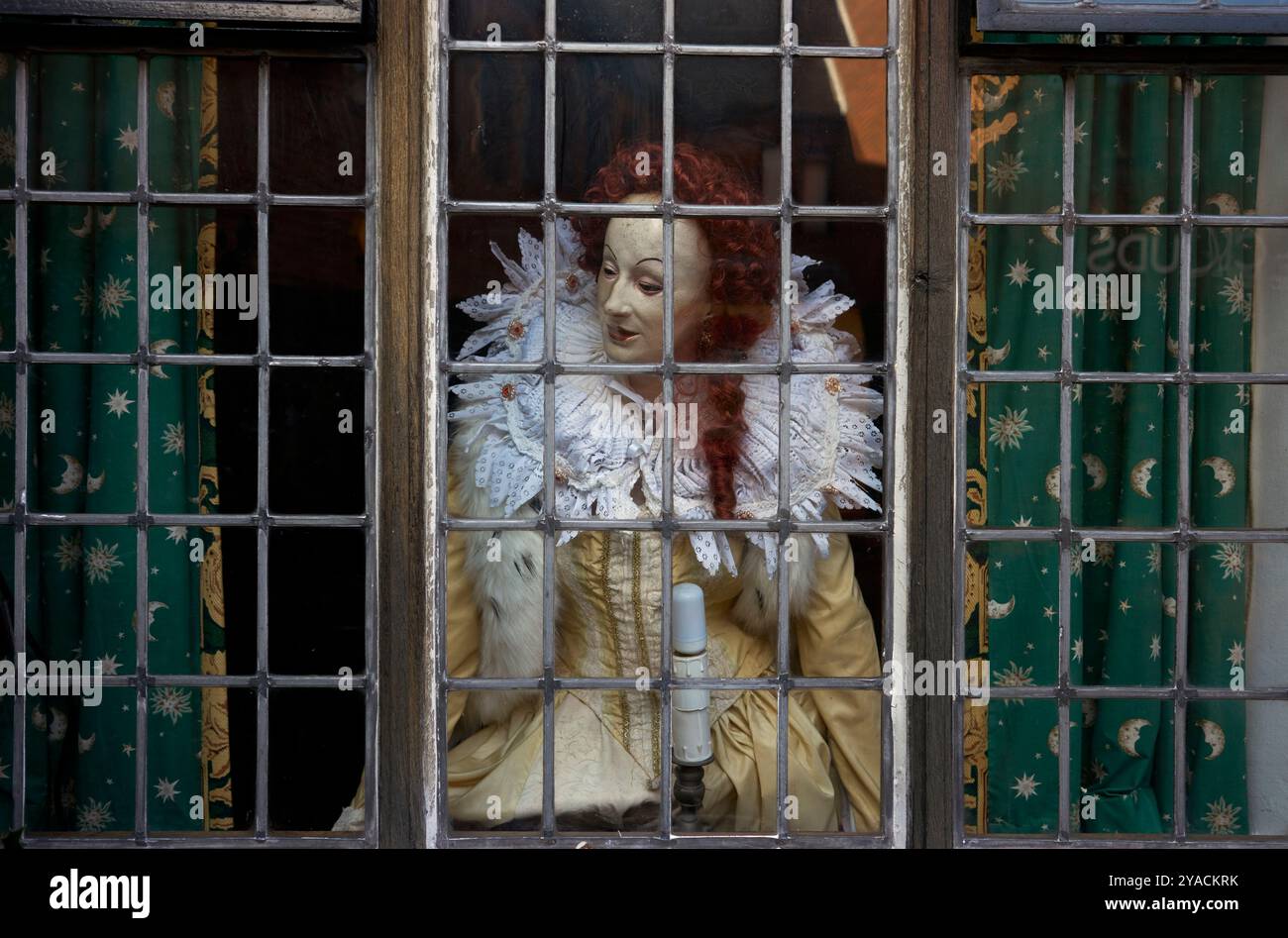 Figure effrayante d'une femme regardant par la fenêtre du musée Tudor World Stratford upon Avon England UK Banque D'Images