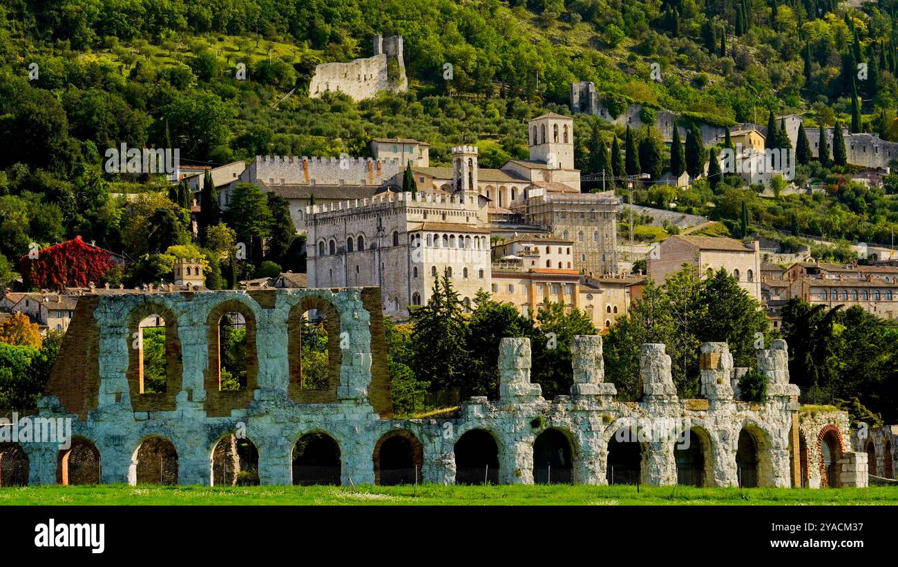 Le théâtre est situé dans la municipalité de Gubbio, dans la zone archéologique de ​​Guastuglia, correspondant au grand quartier républicain tardif Banque D'Images