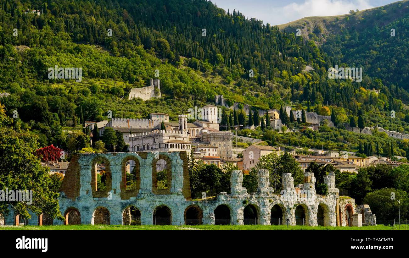 Le théâtre est situé dans la municipalité de Gubbio, dans la zone archéologique de ​​Guastuglia, correspondant au grand quartier républicain tardif Banque D'Images