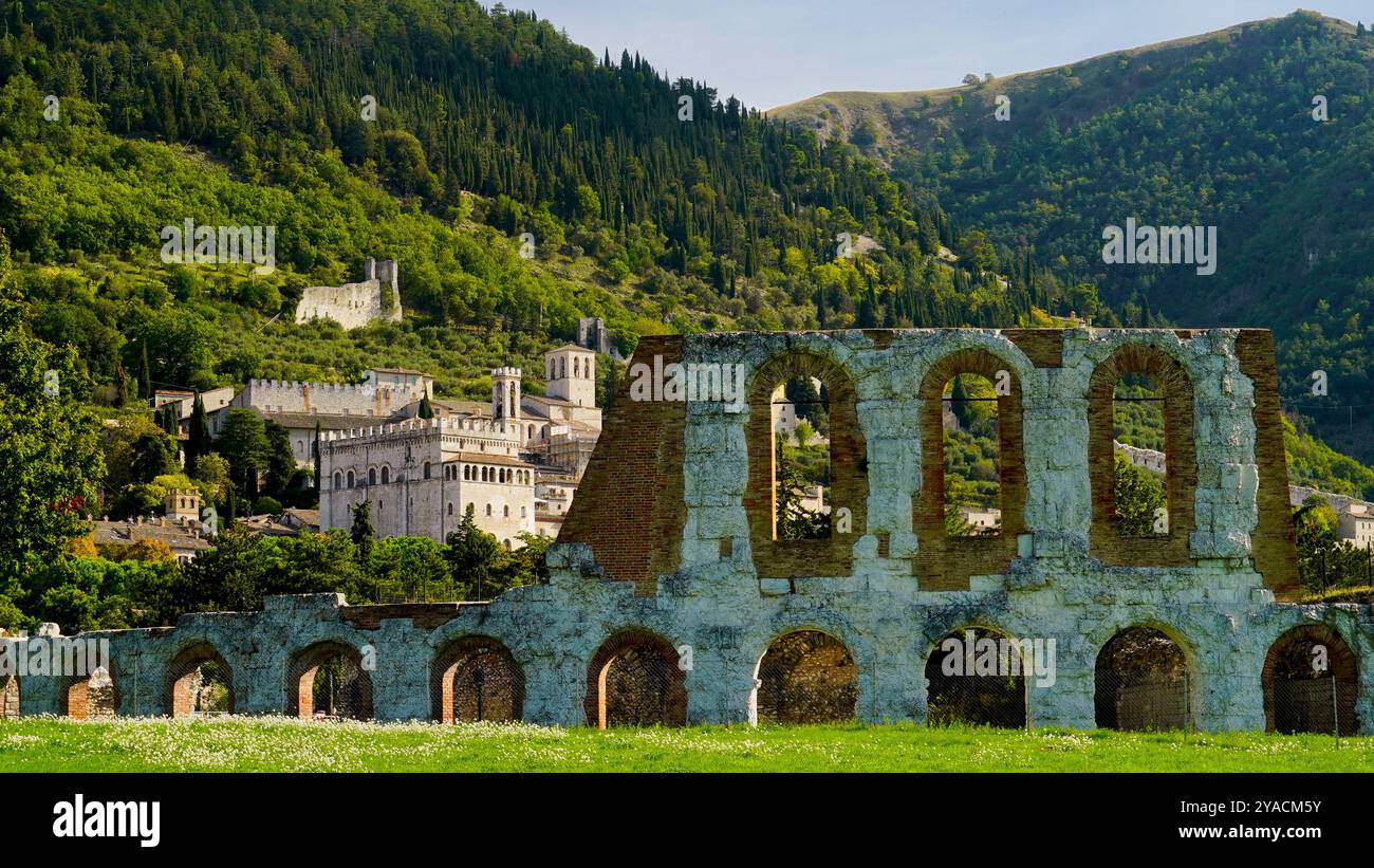 Le théâtre est situé dans la municipalité de Gubbio, dans la zone archéologique de ​​Guastuglia, correspondant au grand quartier républicain tardif Banque D'Images