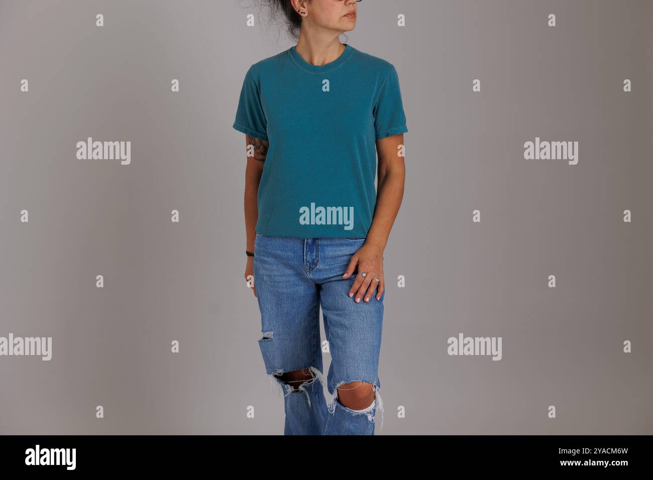 Mannequin portant un t-shirt de couleurs confortables pour les maquettes et les flatlays gildan Banque D'Images